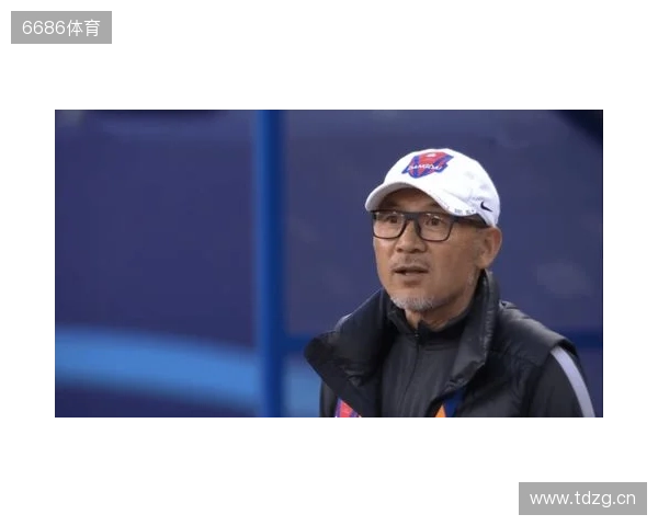 帽子上用中文写着努力、忍耐、牺牲,张外龙:是我作为教练的哲学 帽子上用中文写着努力、忍耐、牺牲,张外龙:是我作为教练的哲学